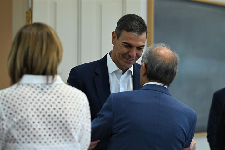 2/07/2026. Pedro Sánchez mantiene un encuentro con representantes de la CEPES. El presidente del Gobierno, Pedro Sánchez, saluda a los repre...