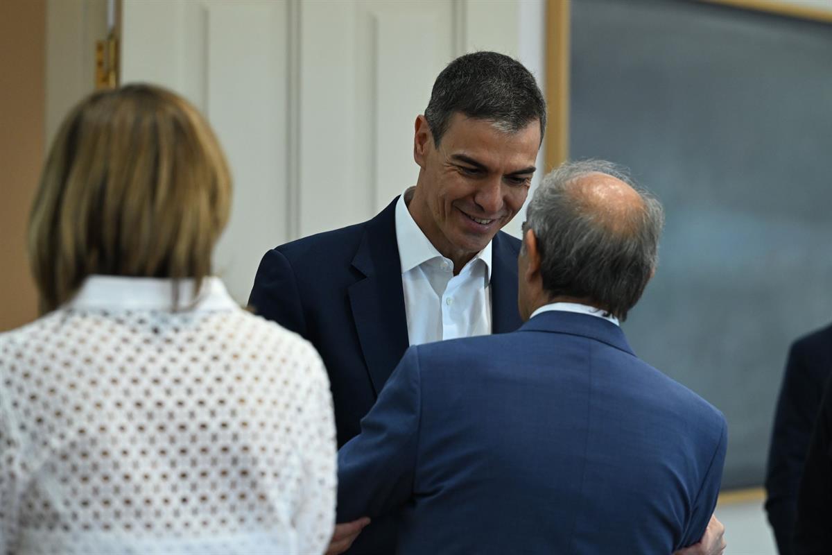 2/07/2026. Pedro Sánchez mantiene un encuentro con representantes de la CEPES. El presidente del Gobierno, Pedro Sánchez, saluda a los repre...
