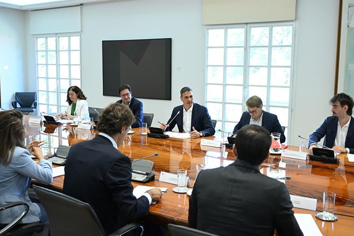 https://www.lamoncloa.gob.es/multimedia/fotos/presidente/PublishingImages/2026/020726-sanchez-recibe-adigital.jpg?RenditionID=34