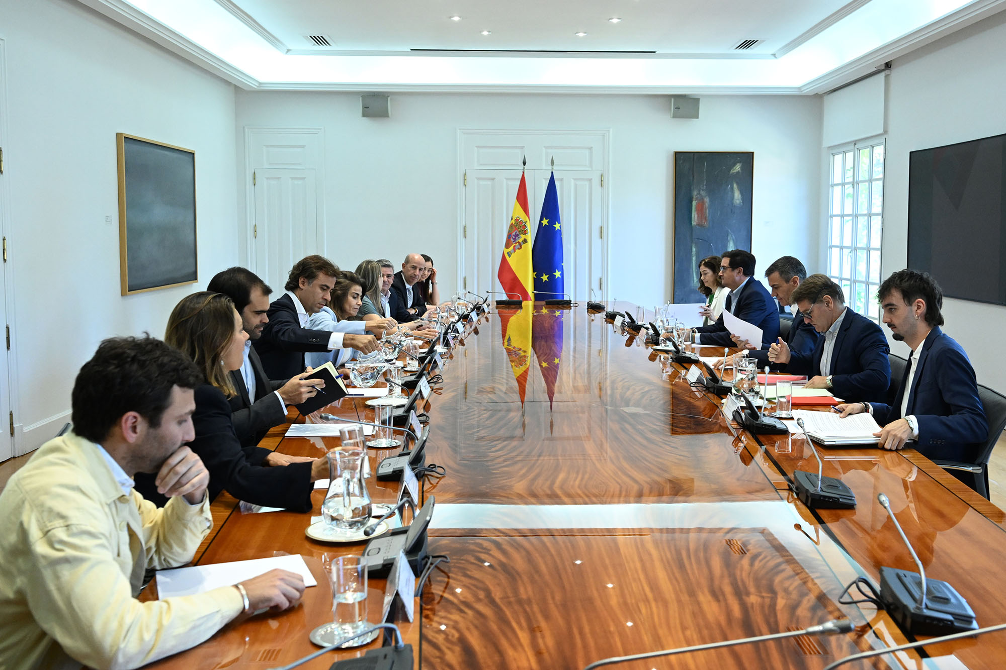 2/07/2026. Pedro Sánchez recibe a representantes de ADIGITAL y de empresas tecnológicas. El presidente del Gobierno, Pedro Sánchez, junto a ...