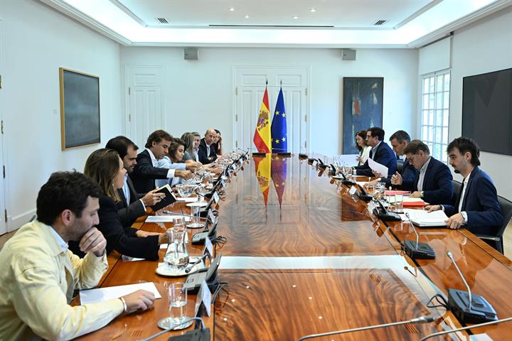 2/07/2026. Pedro Sánchez recibe a representantes de ADIGITAL y de empresas tecnológicas. El presidente del Gobierno, Pedro Sánchez, junto a ...