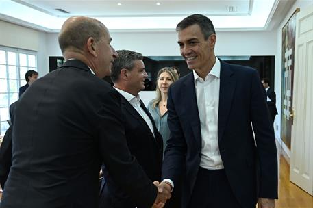 2/07/2026. Pedro Sánchez recibe a representantes de ADIGITAL y de empresas tecnológicas. El presidente del Gobierno, Pedro Sánchez, saluda a...