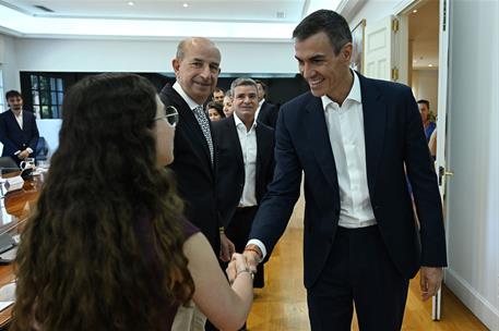 2/07/2026. Pedro Sánchez recibe a representantes de ADIGITAL y de empresas tecnológicas. El presidente del Gobierno, Pedro Sánchez, saluda a...