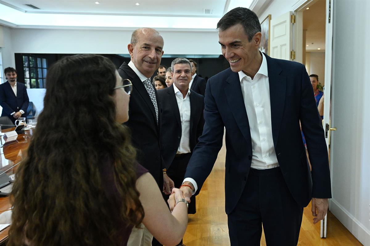 2/07/2026. Pedro Sánchez recibe a representantes de ADIGITAL y de empresas tecnológicas. El presidente del Gobierno, Pedro Sánchez, saluda a...