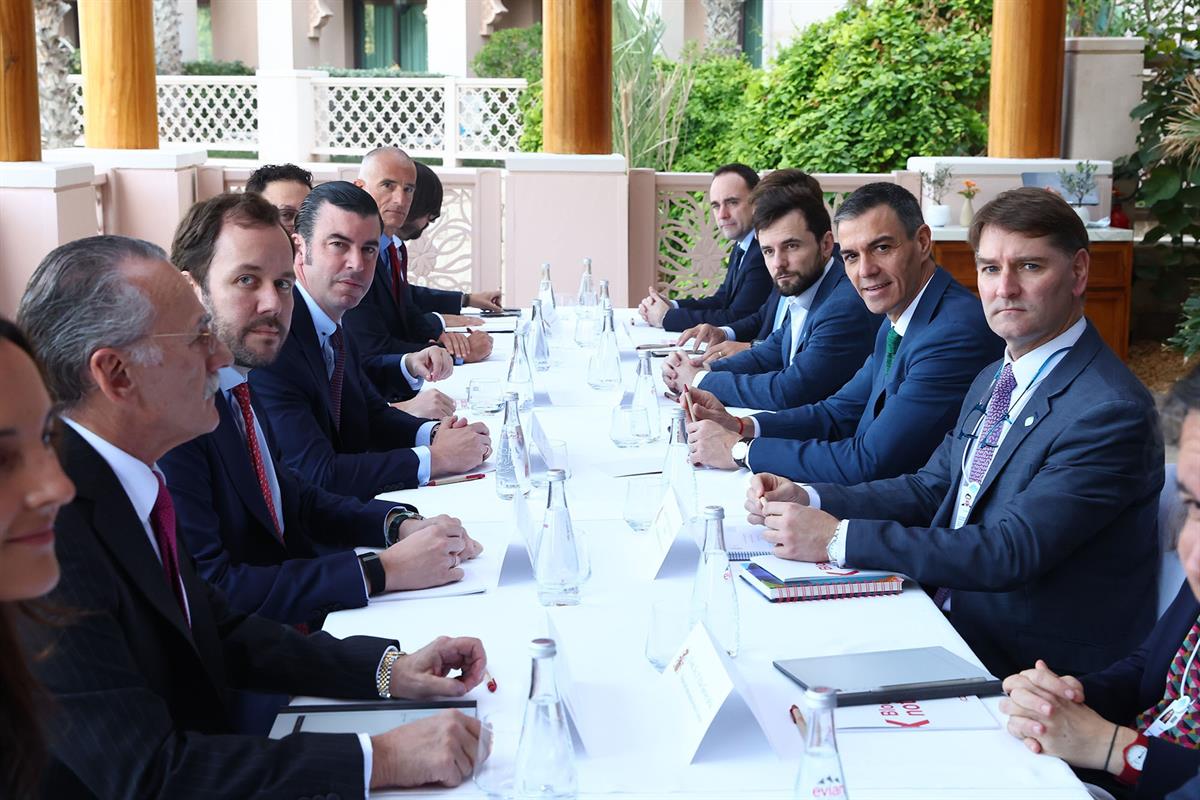 3/02/2026. Pedro Sánchez participa en la Cumbre Mundial de Gobiernos en Dubái.. El presidente del Gobierno, Pedro Sánchez, se encuentra con ...