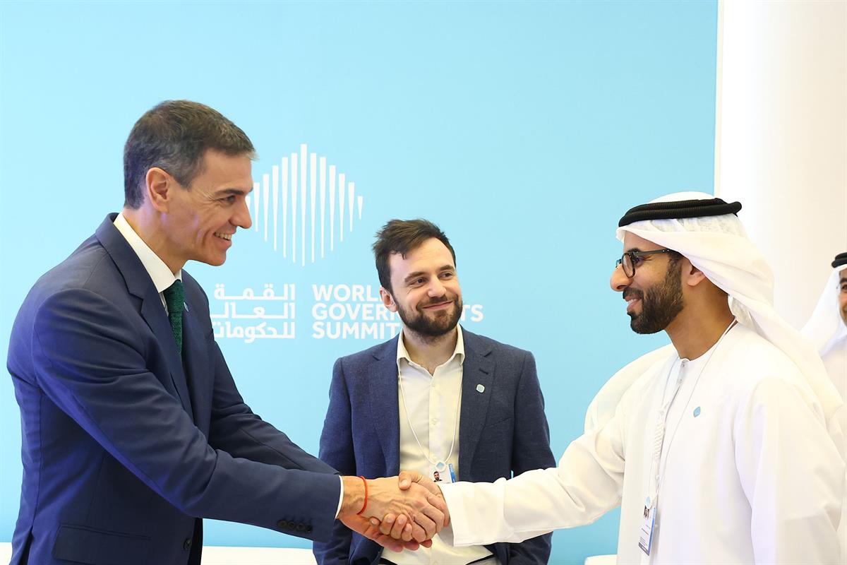 3/02/2026. Pedro Sánchez participa en la Cumbre Mundial de Gobiernos en Dubái. Encuentro con el ministro de Industria y Tecnología Avanzada ...