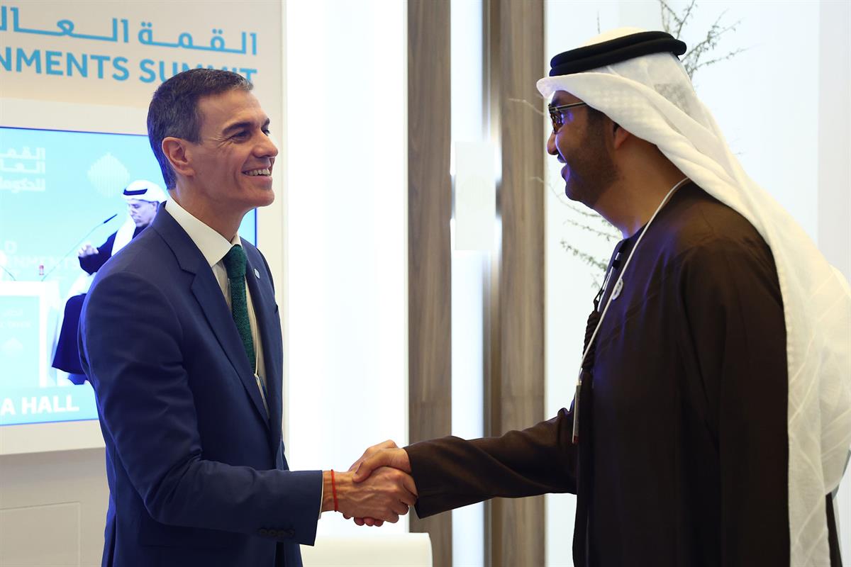 3/02/2026. Pedro Sánchez participa en la Cumbre Mundial de Gobiernos en Dubái. El presidente del Gobierno, Pedro Sánchez, saludando a su lle...