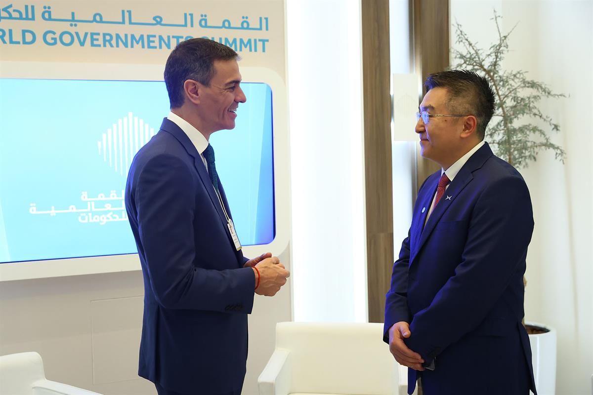 3/02/2026. Pedro Sánchez participa en la Cumbre Mundial de Gobiernos en Dubái. El presidente del Gobierno, Pedro Sánchez, se reúne con el vi...