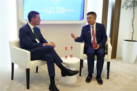 3/02/2026. Pedro Sánchez participa en la Cumbre Mundial de Gobiernos en Dubái. El presidente del Gobierno, Pedro Sánchez, con Brian Gu, vice...