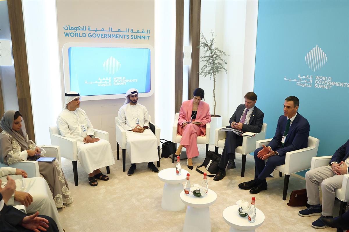 3/02/2026. Pedro Sánchez participa en la Cumbre Mundial de Gobiernos en Dubái. El presidente del Gobierno, Pedro Sánchez, en una reunión con...