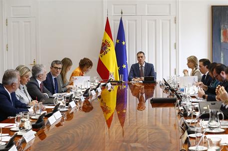 3/03/2026. Sanchez Comisión Interministerial. El presidente del Gobierno, Pedro Sánchez, junto al resto de ministros y miembros de la Comisi...