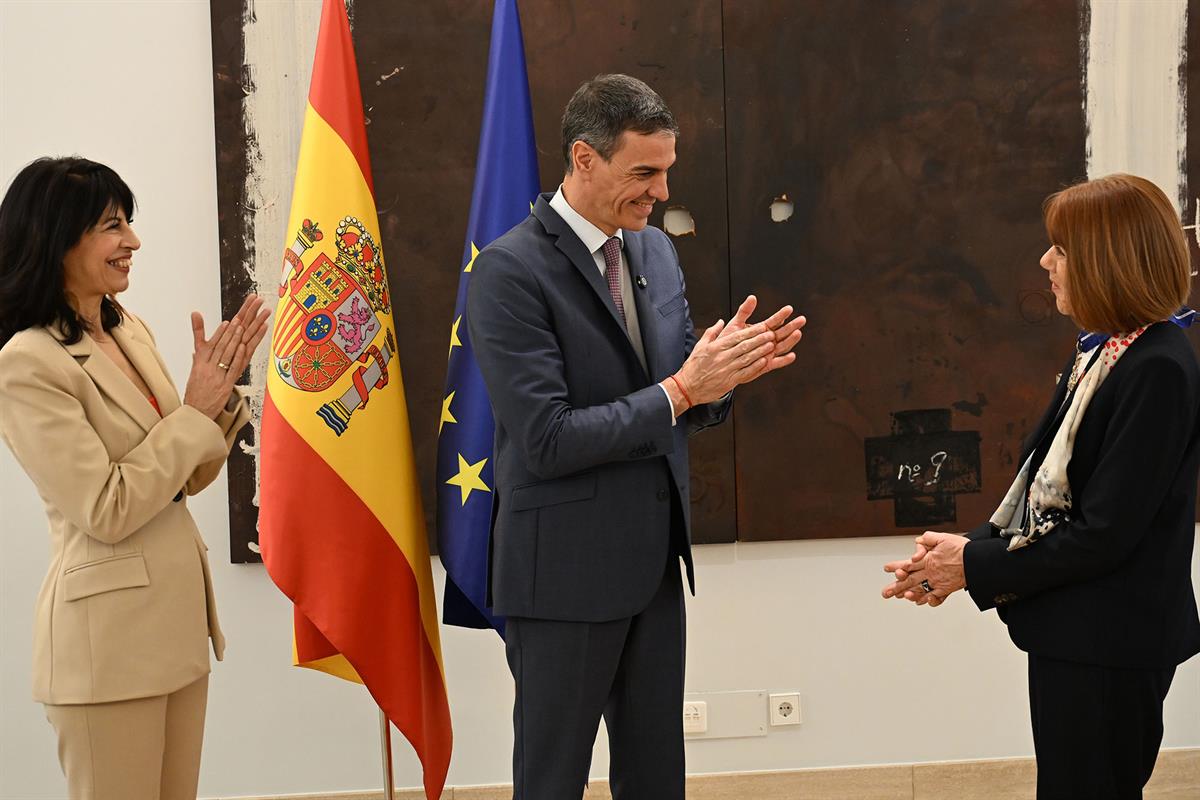 3/03/2026. Condecoracion Gisele Pelicot. La ministra de Igualdad, Ana Redondo, y el presidente del Gobierno, Pedro Sánchez, aplauden a Gisèle Pélicot.