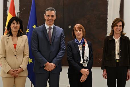 3/03/2026. Condecoracion Gisele Pelicot. La ministra de Igualdad, Ana Redondo, y el presidente del Gobierno, Pedro Sánchez, junto a Gisèle Pélicot.