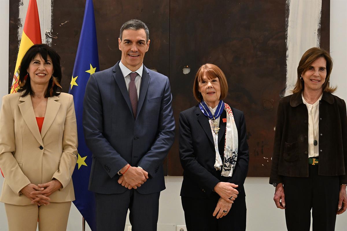 3/03/2026. Condecoracion Gisele Pelicot. La ministra de Igualdad, Ana Redondo, y el presidente del Gobierno, Pedro Sánchez, junto a Gisèle Pélicot.