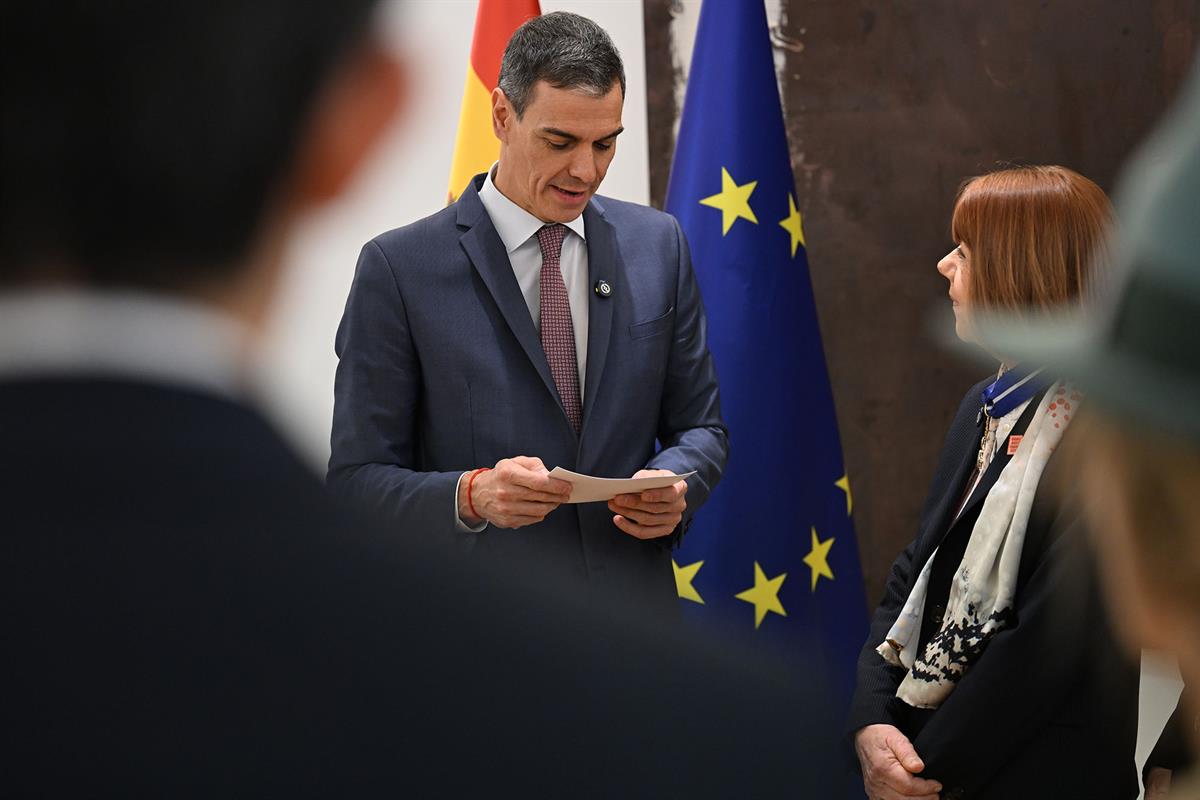3/03/2026. Condecoracion Gisele Pelicot. El presidente del Gobierno, Pedro Sánchez, en un momento del encuentro con Gisèle Pelicot en el Pal...