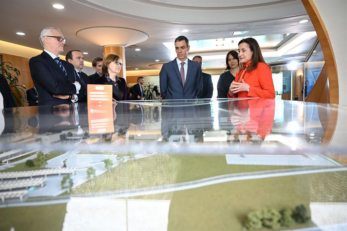 3/03/2026. Pedro Sánchez visita el laboratorio de la biofarmacéutica GSK. El presidente del Gobierno, Pedro Sánchez, obseva una maqueta dura...