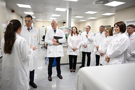 3/03/2026. Pedro Sánchez visita el laboratorio de la biofarmacéutica GSK. El presidente del Gobierno, Pedro Sánchez, durante su visita a uno...