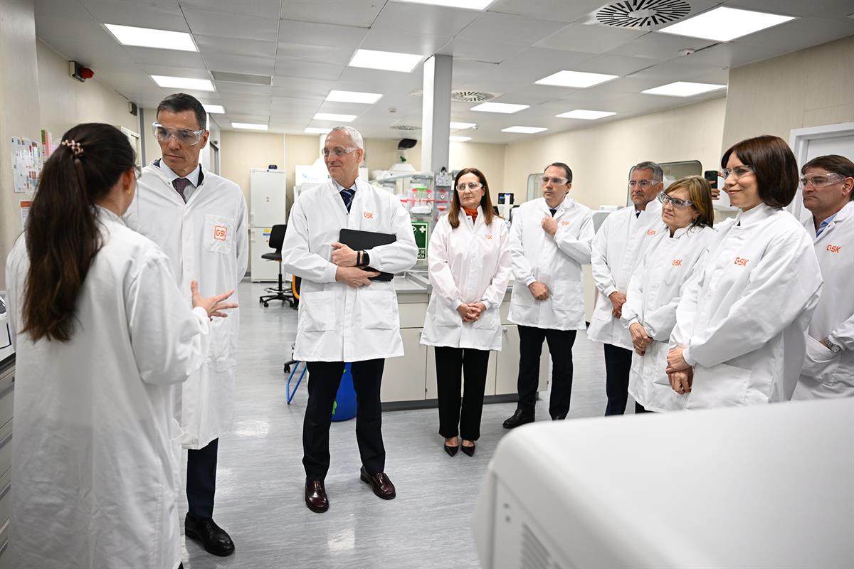 3/03/2026. Pedro Sánchez visita el laboratorio de la biofarmacéutica GSK. El presidente del Gobierno, Pedro Sánchez, durante su visita a uno...