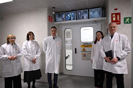 3/03/2026. Pedro Sánchez visita el laboratorio de la biofarmacéutica GSK. El presidente del Gobierno, Pedro Sánchez, durante su visita a uno...