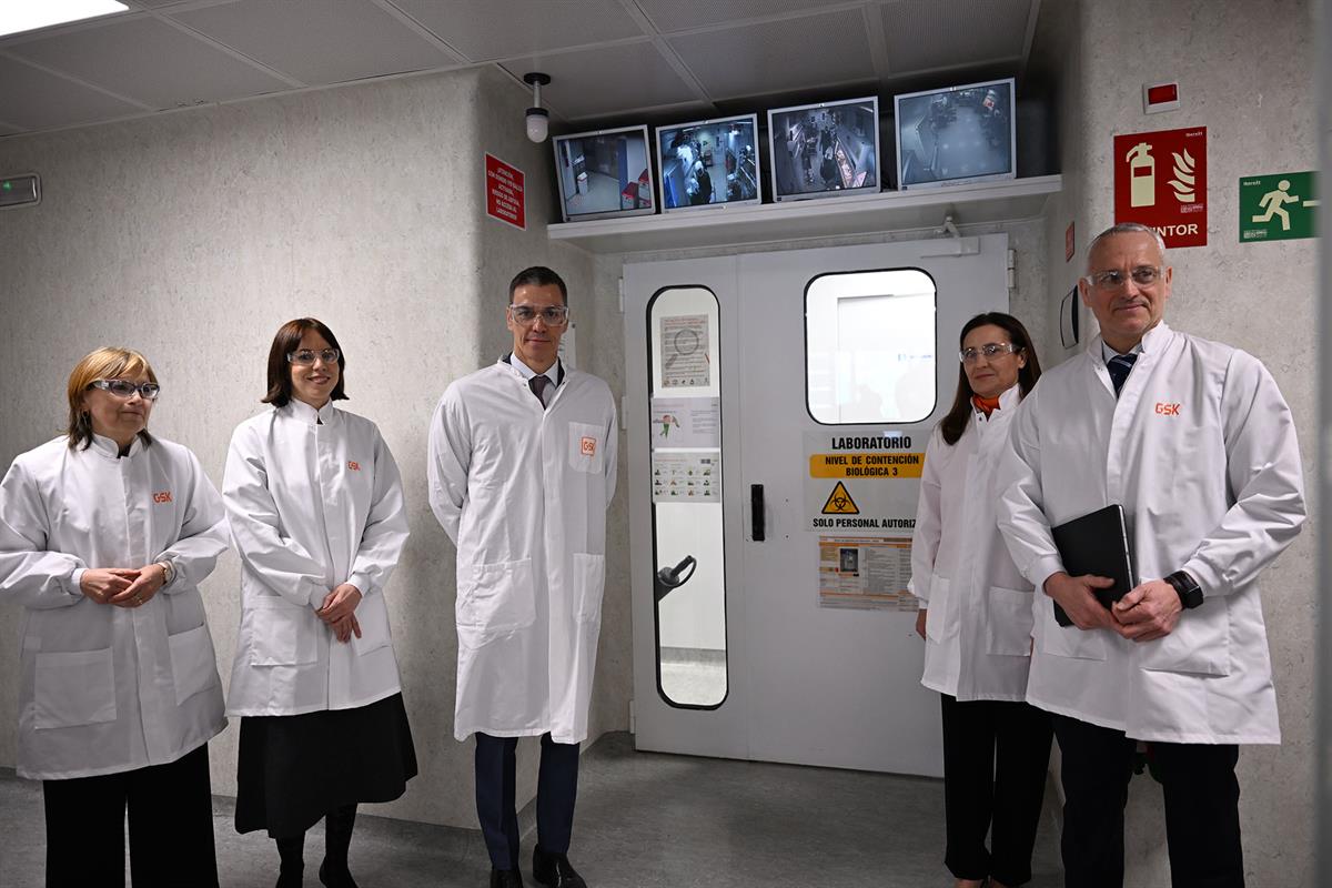 3/03/2026. Pedro Sánchez visita el laboratorio de la biofarmacéutica GSK. El presidente del Gobierno, Pedro Sánchez, durante su visita a uno...