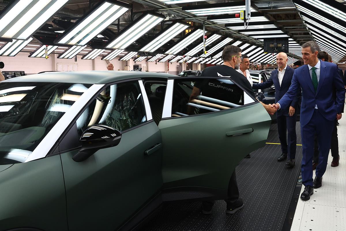 3/06/2026. Pedro Sánchez visita la fábrica de SEAT en Martorell (Barcelona). El presidente del Gobierno, Pedro Sánchez, durante la visita a ...