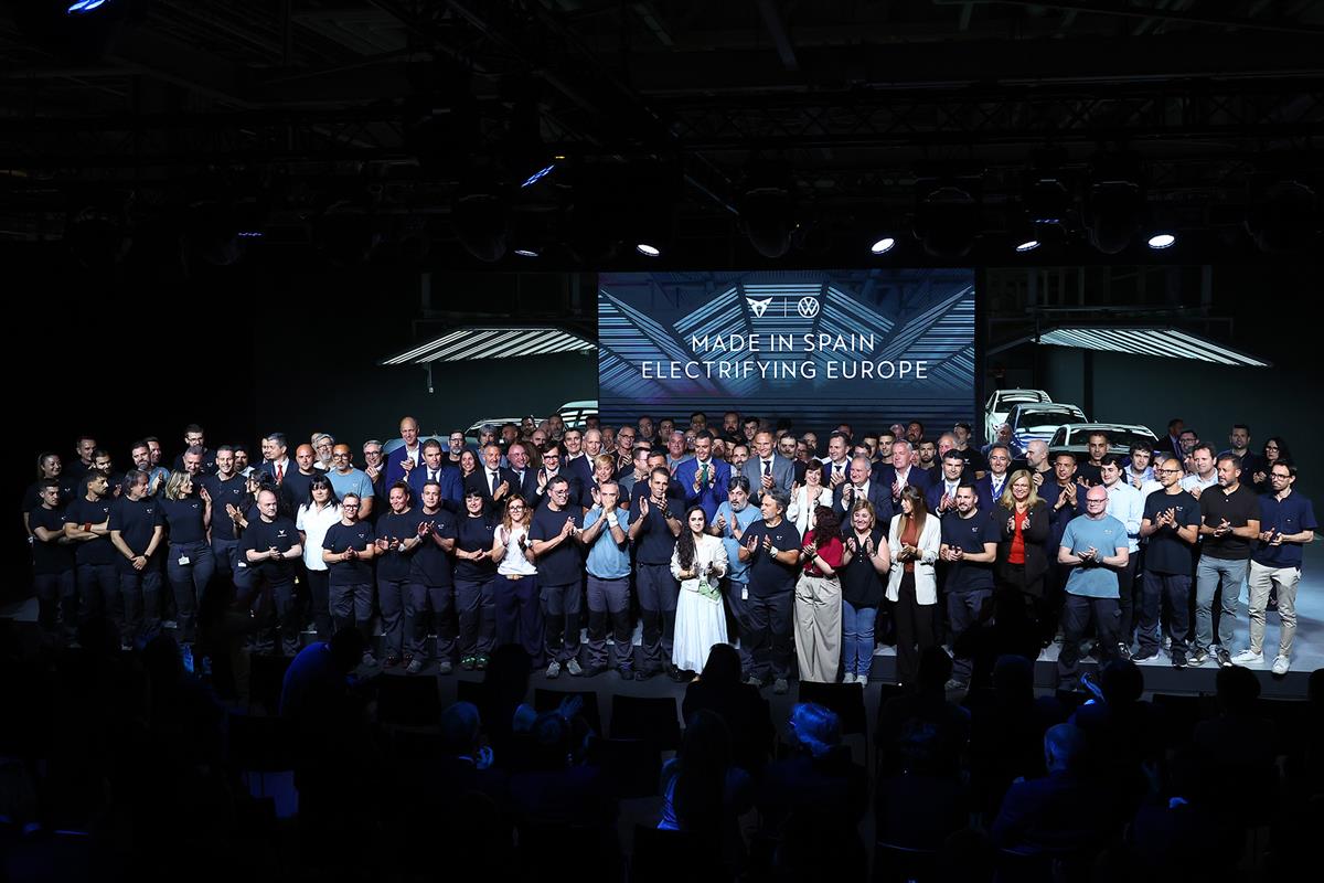Foto de familia del acto de inicio de la producci&oacute;n del modelo Cupra Raval