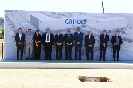 3/06/2026. Sanchez preside la colación de la primera piedra de la planta de Grifols. Fotografía de familia del acto de colocación de la prim...