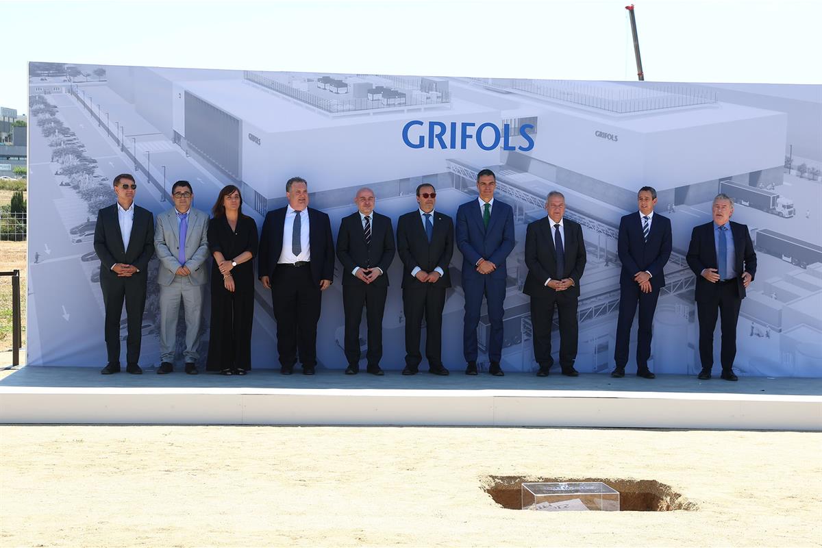 3/06/2026. Sanchez preside la colación de la primera piedra de la planta de Grifols. Fotografía de familia del acto de colocación de la prim...