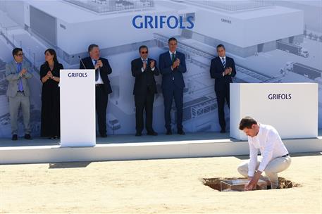 3/06/2026. Sanchez preside la colación de la primera piedra de la planta de Grifols. El presidente del Gobierno, Pedro Sánchez, junto a otra...