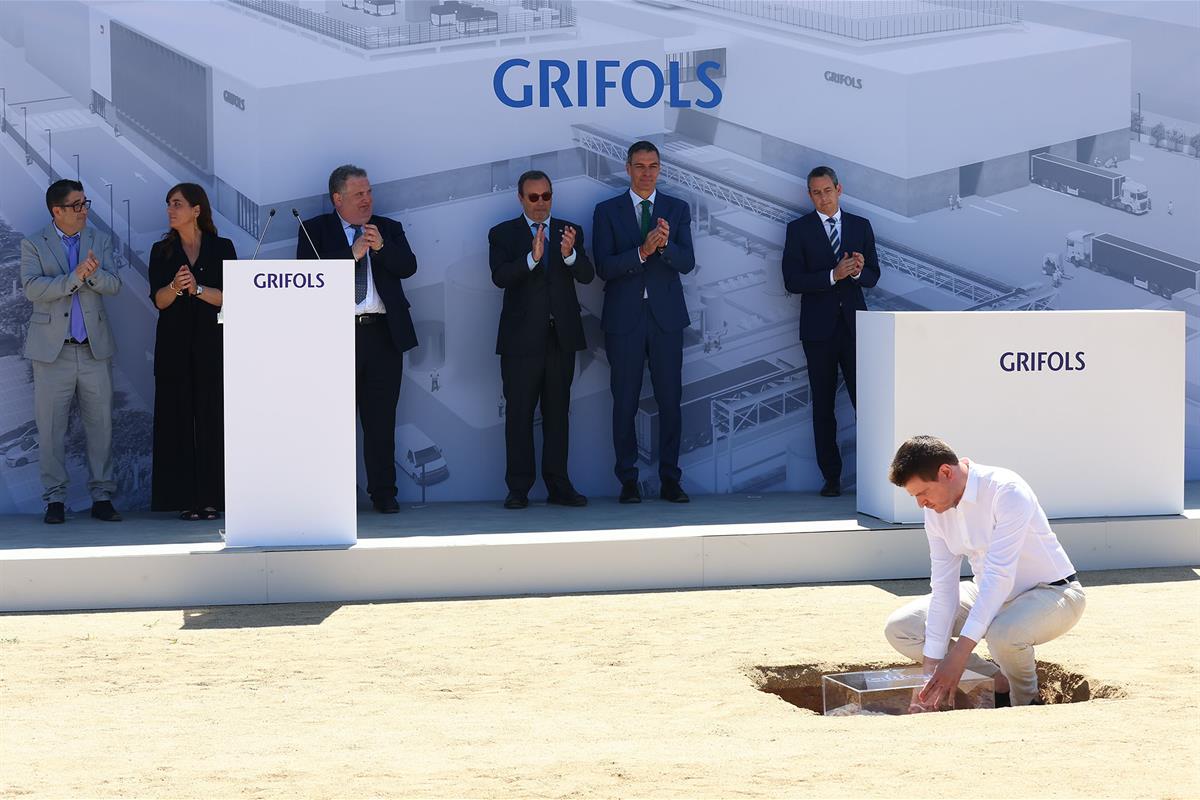 3/06/2026. Sanchez preside la colación de la primera piedra de la planta de Grifols. El presidente del Gobierno, Pedro Sánchez, junto a otra...