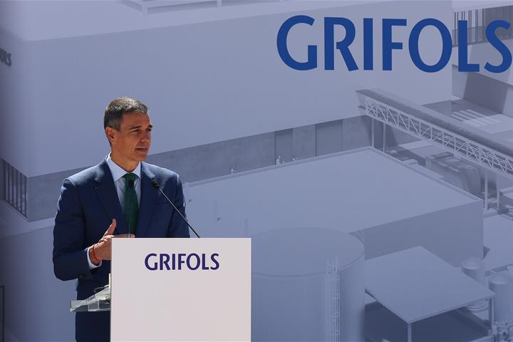 3/06/2026. Sanchez preside la colación de la primera piedra de la planta de Grifols. El presidente del Gobierno, Pedro Sánchez, durante su i...