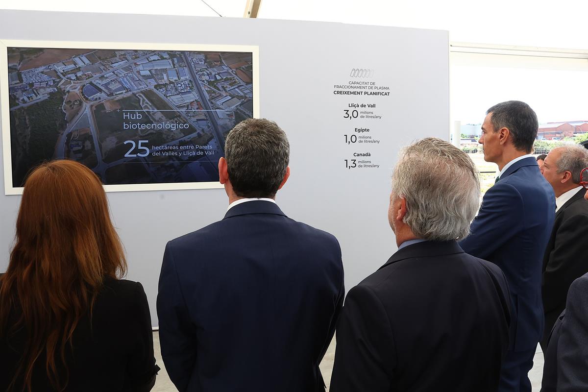 3/06/2026. Sanchez preside la colación de la primera piedra de la planta de Grifols. El presidente del Gobierno, Pedro Sánchez, junto al min...