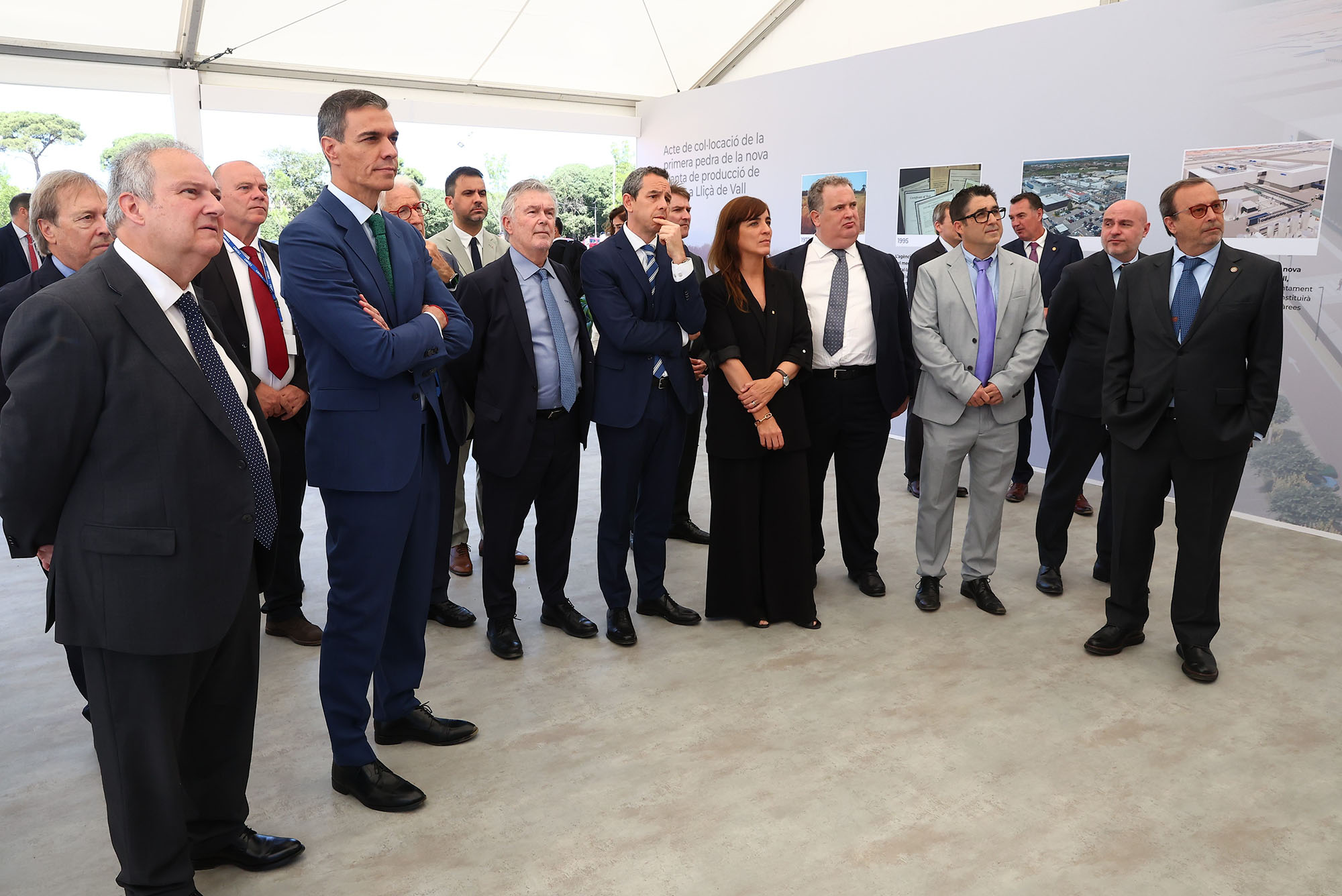 3/06/2026. Sanchez preside la colación de la primera piedra de la planta de Grifols. El presidente del Gobierno, Pedro Sánchez, junto al min...