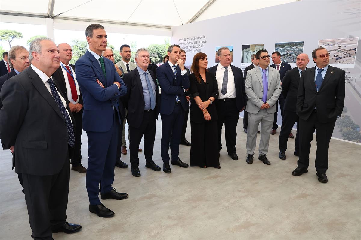3/06/2026. Sanchez preside la colación de la primera piedra de la planta de Grifols. El presidente del Gobierno, Pedro Sánchez, junto al min...