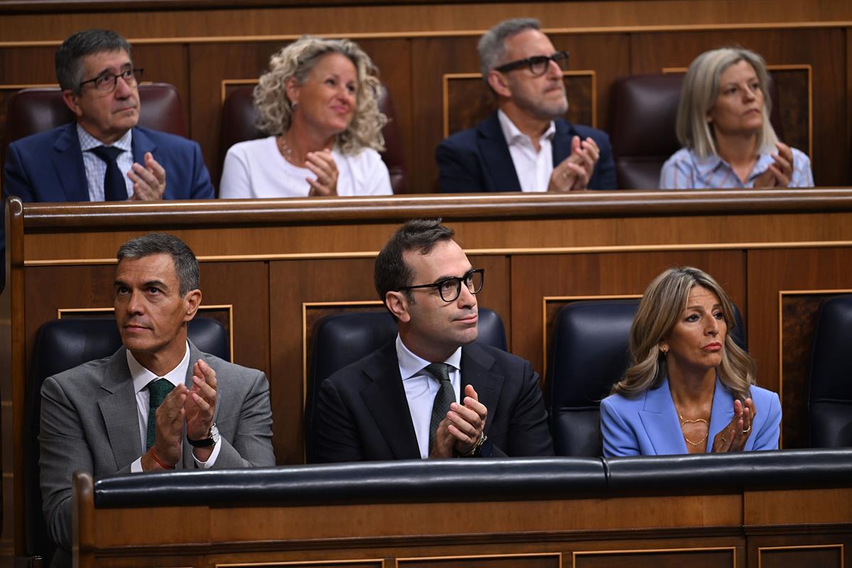 El presidente del Gobierno, el vicepresidente primero y la vicepresidenta segunda, durante el Plano del Congreso