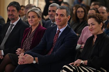 4/02/2026. Pedro Sánchez clausura una jornada sobre Formación Profesional. El presidente del Gobierno, Pedro Sánchez, atiende a la jornada j...