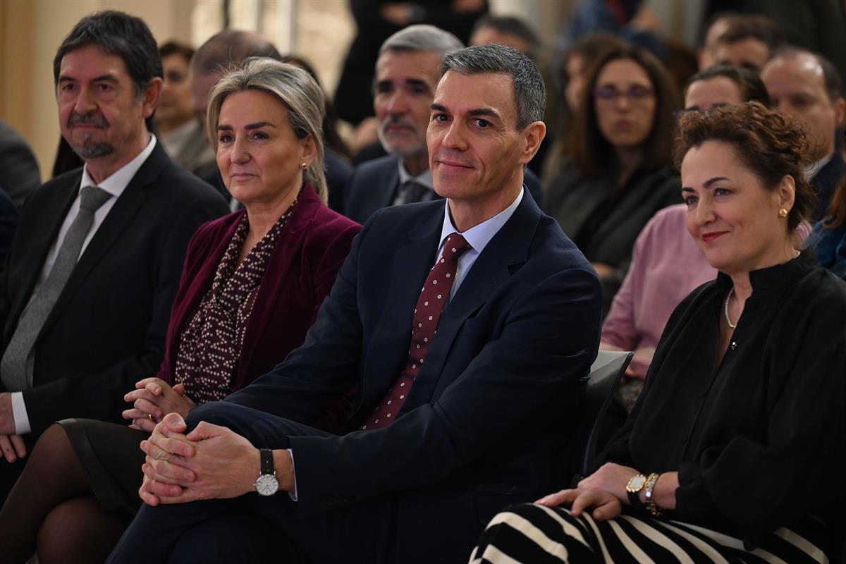 4/02/2026. Pedro Sánchez clausura una jornada sobre Formación Profesional. El presidente del Gobierno, Pedro Sánchez, atiende a la jornada j...
