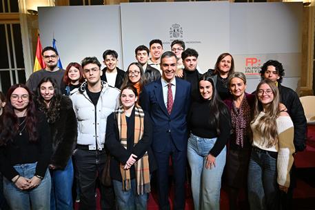 4/02/2026. Pedro Sánchez clausura una jornada sobre Formación Profesional. El presidente del Gobierno, Pedro Sánchez, con los estudiantes de...