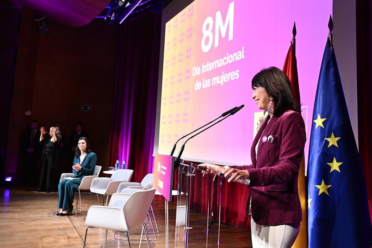 4/03/2026. Pedro Sánchez clausura el acto institucional con motivo del Día Internacional de las Mujeres. La ministra de Igualdad, Ana Redond...