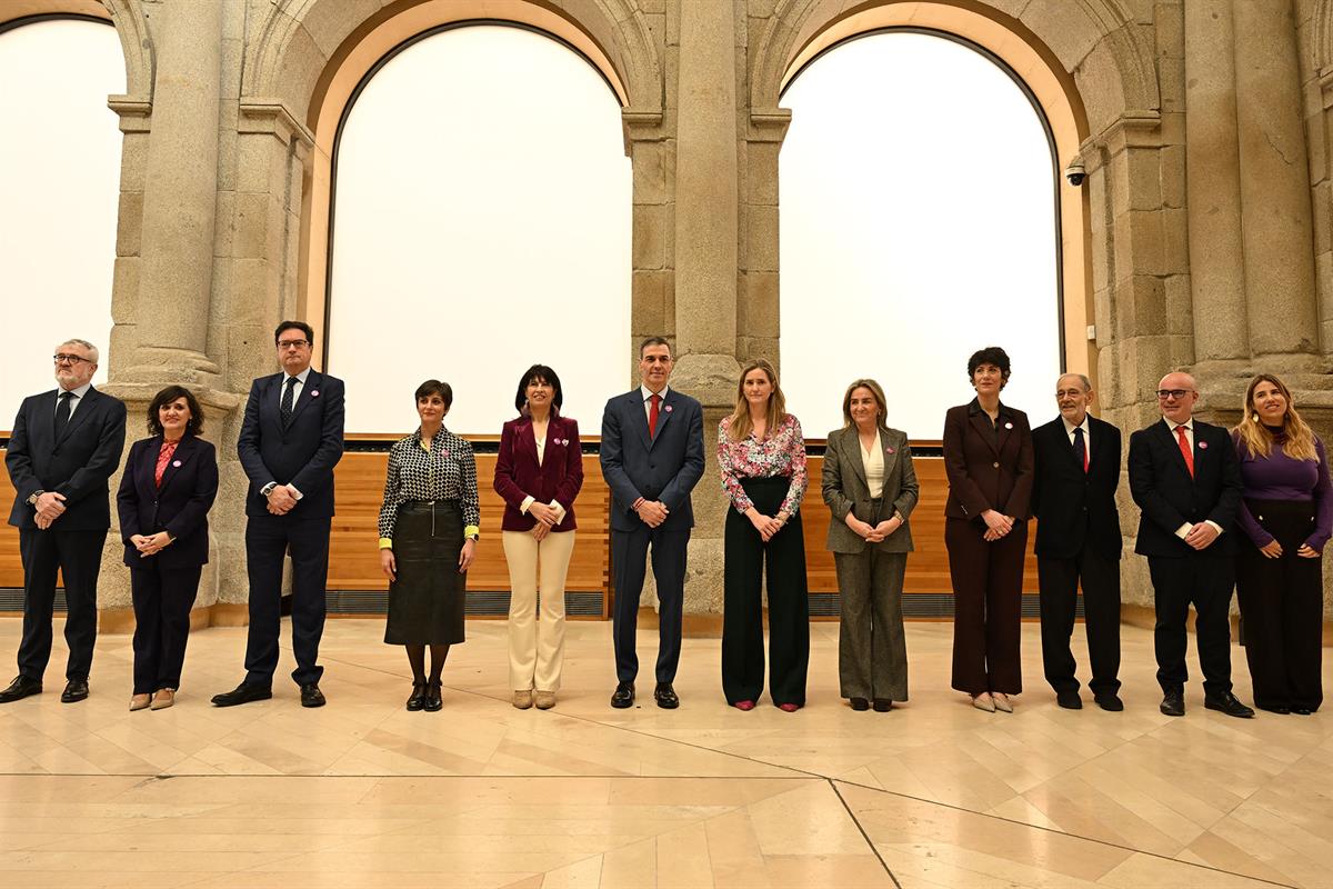El presidente, junto a las ministras y los ministros asistentes al acto y miembros del Real Patronato del Museo del Prado