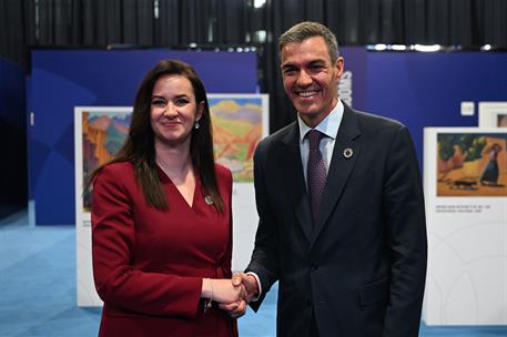 4/05/2026. Pedro Sánchez viaje a Armenia. El presidente del Gobierno, Pedro Sánchez, saluda a la primera ministra de Lituania, Inga Ruginien...