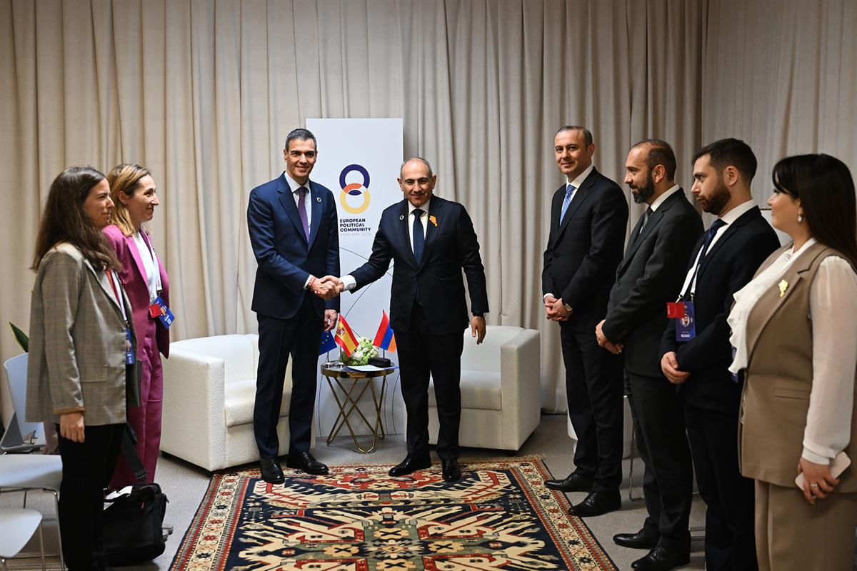 4/05/2026. Pedro Sánchez viaje a Armenia. El presidente del Gobierno, Pedro Sánchez, durante el encuentro bilateral con el primer ministro a...