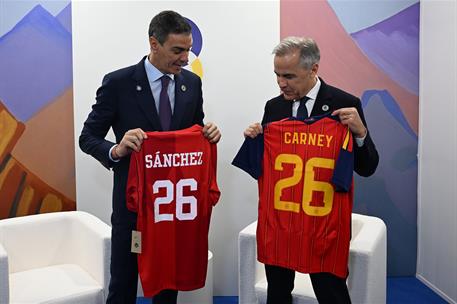 4/05/2026. Pedro Sánchez viaje a Armenia. El presidente del Gobierno, Pedro Sánchez, intercambia obsequios con su homólogo canadiense, Mark ...