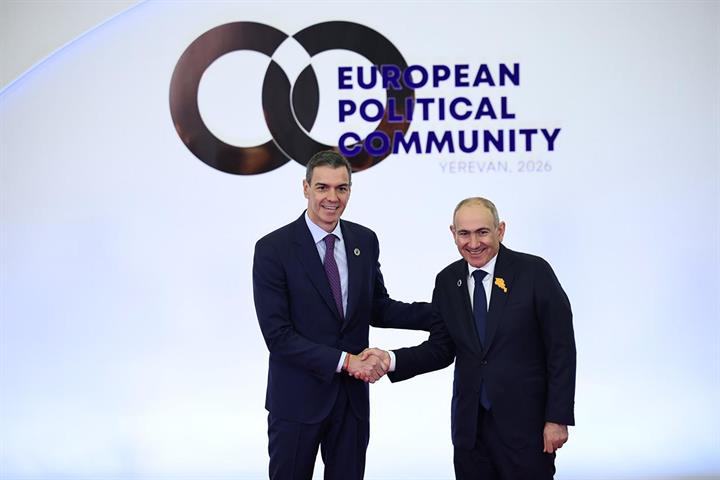 4/05/2026. Pedro Sánchez viaje a Armenia. El presidente del Gobierno, Pedro Sánchez, saluda al primer ministro de Armenia, Nikol Pashinián, ...