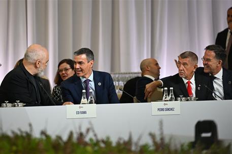 4/05/2026. Pedro Sánchez viaje a Armenia. El presidente del Gobierno, Pedro Sánchez, junto a los primeros ministros de Albania, Edi Rama, y ...