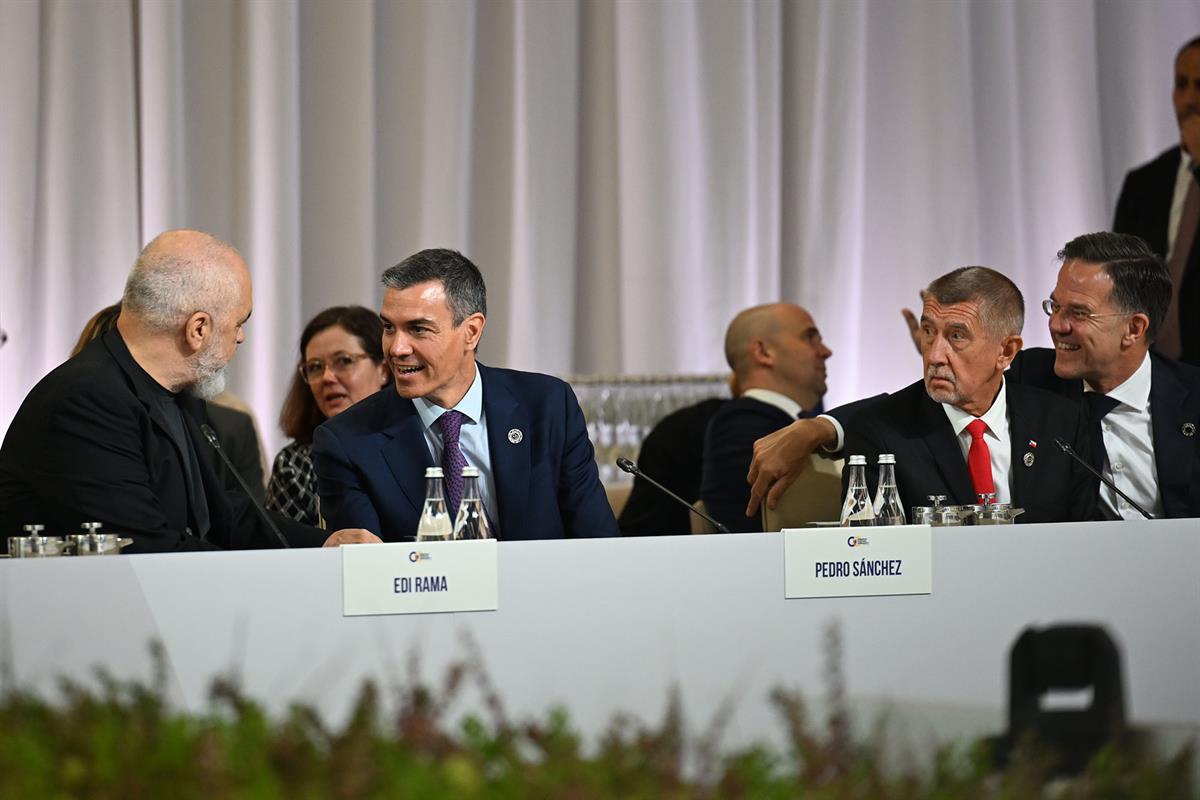 4/05/2026. Pedro Sánchez viaje a Armenia. El presidente del Gobierno, Pedro Sánchez, junto a los primeros ministros de Albania, Edi Rama, y ...