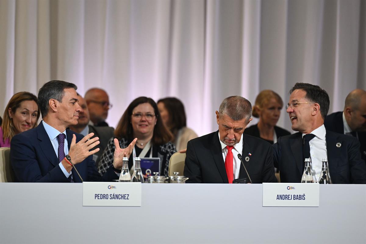 4/05/2026. Pedro Sánchez viaje a Armenia. El presidente del Gobierno, Pedro Sánchez, conversa con el secretario general de la OTAN, Mark Rut...