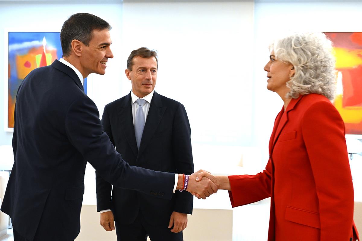 5/03/2026. Encuentro con el consejero delegado de Airbus, Guillaume Faury. El presidente del Gobierno, Pedro Sánchez, saluda a Amparo Morale...