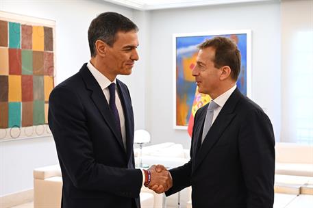5/03/2026. Encuentro con el consejero delegado de Airbus, Guillaume Faury. El presidente del Gobierno, Pedro Sánchez, saluda al consejero de...