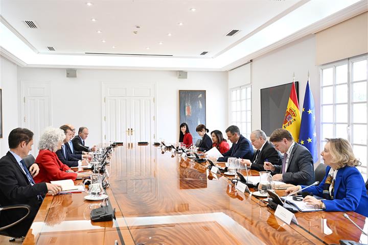 5/03/2026. Encuentro con el consejero delegado de Airbus, Guillaume Faury. El presidente del Gobierno, Pedro Sánchez, junto a la ministra de...